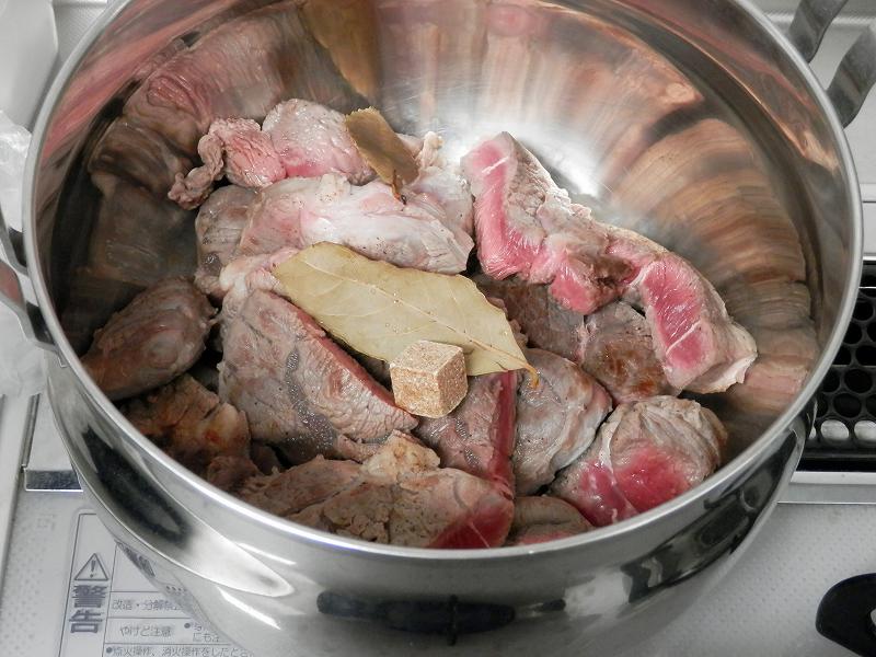 鍋に牛すねシチューの肉を入れたところ